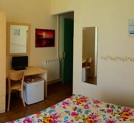 伦格马尔酒店 2* 切齐纳的码头